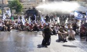 Water cannons were used against demonstrators outside the Knesset on Monday. (© picture alliance / ASSOCIATED PRESS / Mahmoud Illean)