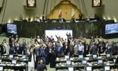 İran Parlamentosu'nda vekiller İsrail ve ABD aleyhine sloganlar atarken. (©picture alliance/ZUMAPRESS.com/Icana News Agency)
