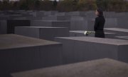 9. November 2023: Bundesaußenministerin Baerbock legt Rosen am Holocaustmahnmal in Berlin nieder. (© picture alliance/ASSOCIATED PRESS/Markus Schreiber)