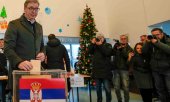 Vučić bei der Stimmabgabe. Die Opposition kritisiert, es seien Pässe gefälscht und Menschen aus der serbischen Republika Srpska in Bosnien mit Bussen zur Wahl nach Belgrad gefahren worden.. (© picture alliance / ASSOCIATED PRESS / Darko Vojinovic)