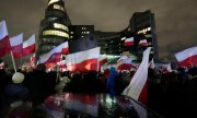 Des partisans du PiS manifestent devant les locaux de TVP. (© picture-alliance/ASSOCIATED PRESS / Czarek Sokolowski)