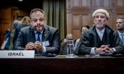 Tal Becker (left), legal advisor to the Israeli Foreign Ministry and Israel's lawyer Malcolm Shaw at the start of the hearings on 11 January. (© picture alliance / ANP / Remko de Waal)