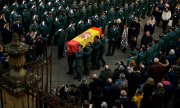 Öldürülen iki polis memurundan biri olan David Pérez için 11 Şubat'ta Pamplona'da düzenlenen cenaze töreni. (© picture-alliance/ASSOCIATED PRESS / Alvaro Barrientos)