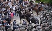 Polis, fotoğrafta görülen Teksas Üniversitesi'nde olduğu gibi başka üniversitelerde de müdahalede bulundu. (© picture alliance / ASSOCIATED PRESS / Jay Janner)