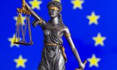 The EU's latest Rule of Law Report is over 1,000 pages long. (© picture alliance / CHROMORANGE / Udo Herrmann)