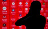A trader in Ankara watches the falling share prices with alarm. (© picture alliance / Anadolu / Fatih Kurt)