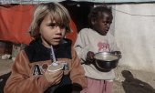 Children at a food distribution centre in the Gaza Strip. (© picture alliance / ZUMAPRESS.com Omar Ashtawy)