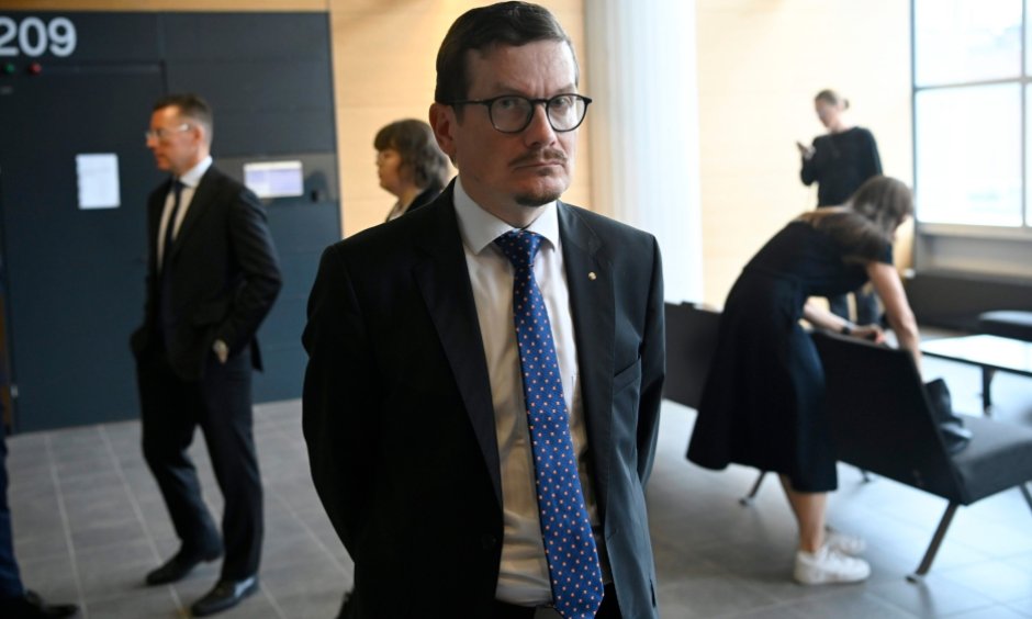 Helsingin-Sanomat-Chefredakteur Kaius Niemi wartet auf seine Anhörung im Prozess gegen zwei Redakteure der Zeitung wegen angeblichem Verrat von Staatsgeheimnissen. (© picture alliance / ASSOCIATED PRESS / Markku Ulander)