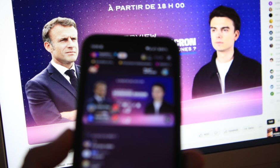 Präsident Macron im September 2023 in einem Interview, das live auf Youtube und Tiktok übertragen wird. (© picture alliance/dpa/MAXPPP / Pierre Teyssot)