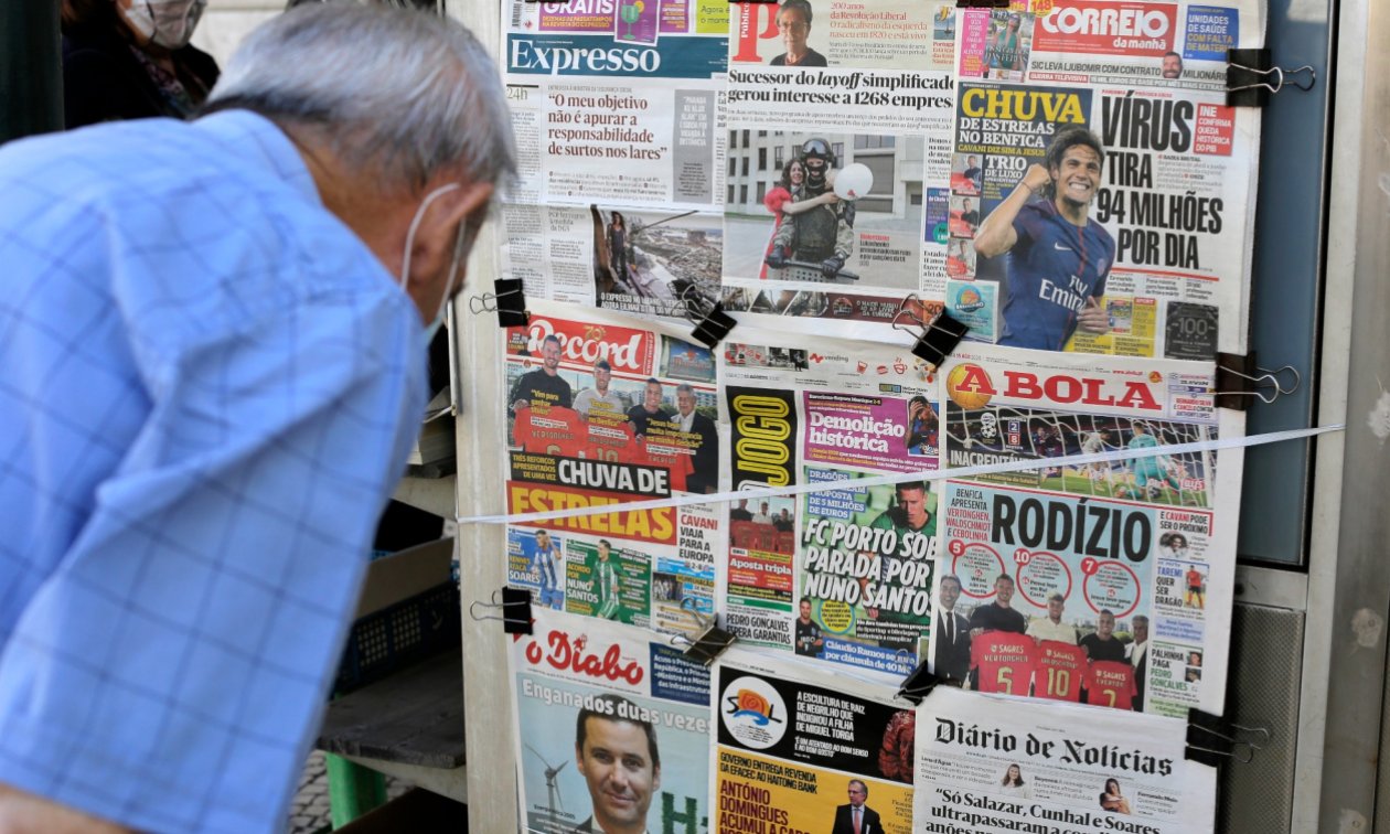Газетный киоск в Лиссабоне. (© picture alliance / ASSOCIATED PRESS / Manu Fernandez)