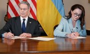 US-Finanzminister Scott Bessent und die ukrainische Vize-Ministerpräsidentin Julia Swyrydenko unterzeichneten am Mittwoch in Washington den Vertrag zur Einrichtung eines Wiederaufbaufonds. (© picture alliance / dpa / US Treasury Departement)