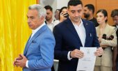 George Simion (right) casts his vote alongside Călin Georgescu, winner of the annulled November election. (© picture-alliance/ ASSOCIATED PRESS / Vadim Ghirda)