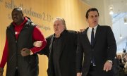 Gerard Depardieu am dritten Prozesstag am 27. März zusammen mit seinem Anwalt (rechts). Bei der Urteilsverkündung war der Schauspieler nicht zugegen. (© picture alliance / SIPA / Gabrielle CEZARD)