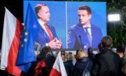 Übertragung einer Debatte zwischen Nawrocki (li.) und Trzaskowski. (© picture alliance / NurPhoto / Aleksander Kalka)