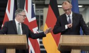 Starmer und Merz bei der Pressekonferenz nach dem gemeinsamen Besuch in der Airbus-Fabrik im englischen Stevenage. (@ picture alliance / ASSOCIATED PRESS / Stefan Rousseau)