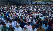 Muslims celebrate Eid ul-Adha (the Festival of Sacrifice) in June 2025 on a public sports field in Madrid. (© picture alliance/ZUMAPRESS.com/David Canales)