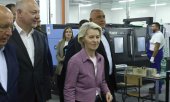 Ursula von der Leyen visits the Bulgarian defence company VMZ after a safe landing. (© picture alliance / Anadolu / Prime Ministry of Bulgaria / Handout)