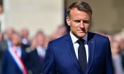 Präsident Emmanuel Macron hat nun neben der Ernennung eines neuen Regierungschefs auch die Möglichkeit, das Parlament aufzulösen. (© picture alliance / abaca / Liewig Christian/Pool)