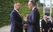 Президент Польши Кароль Навроцкий (слева) и канцлер Мерц 16 сентября 2025 года в Берлине. (© picture-alliance/Anadolu/Халиль Сагиркая)