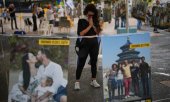 Angehörige der israelischen Geiseln auf dem Geiselplatz in Tel Aviv hoffen auf die baldige Befreiung. (© picture alliance / ASSOCIATED PRESS  Emilio Morenatti)