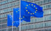 EU-Flaggen vor dem Sitz der Europäischen Kommission in Brüssel. (© picture alliance/dpa/Alicia Windzio)