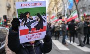 Demo in Paris im Januar für Solidarität mit der iranischen Bevölkerung. (© picture alliance / MAXPPP / Julien Mattia / Le Pictorium)