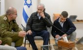 Israels Premierminister Benjamin Netanjahu gibt am 17. März an einem geheimen Ort telefonisch den Befehl zu einem gezielten Angriff auf iranische Führungskader. (© picture alliance / ZUMAPRESS.com / Maayan)