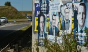 Alte Macron-Wahlplakate in Caen einen Monat nach der Präsidentenwahl im Mai 2017. (© picture alliance / NurPhoto  Artur Widak)