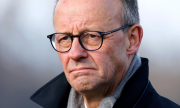 Mit den Abgeordneten der Koalition aus CDU/CSU und SPD verfügt Merz im Bundestag über die sogenannte Kanzlermehrheit. (© picture alliance / Panama Pictures / Christoph Hardt)