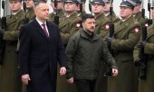 Karol Nawrocki et Volodymyr Zelensky lors de la cérémonie d’accueil organisée à l’occasion d’une visite d’Etat à Varsovie, le 19 décembre 2025. (© picture alliance / ASSOCIATED PRESS / Czarek Sokolowski)