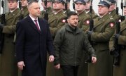 Karol Nawrocki und Wolodymyr Selenskyj bei der Begrüßungszeremonie zum Auftakt eines Staatsbesuchs in Warschau, 19. Dezember 2025. (© picture alliance / ASSOCIATED PRESS / Czarek Sokolowski)