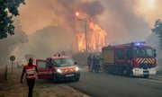 Am Becken von Arcachon bei Bordeaux kämpfen Feuerwehrleute gegen die Flammen. (© picture alliance / MAXPPP / GUILLAUME BONNAUD)
