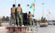 A convoy of Kurdish fighters in northern Syria. (© picture-alliance/Anadolu/Omer Alven)