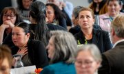 Am 24. September 2025 entschuldigte sich Premierministerin Mette Frederiksen im Namen Dänemarks für den Spiralenskandal bei einer Versammlung in Grönlands Hauptstadt Nuuk. (© picture alliance / Ritzau Scanpix / Mads Claus Rasmussen)
