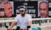 Netanyahu (right) and his challenger Gadi Eisenkot on a TV screen in Ramat Gan. (© picture alliance / AP Photo/Oded Balilty)