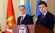 Президент Дан (справа) представляет своего кандидата на пост премьер-министра - Луку Никулеску, 5 октября 2026 года. (© picture-alliance/Xinhua News Agency/Кристиан Кристель)
