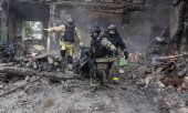 15 Ekim'de Sloviansk'a roket isabet etmesinin ardından ölen bir kişinin cesedi çıkarılırken. (© picture alliance / Anadolu / Diego Herrera Carcedo)
