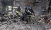 15 Ekim'de Sloviansk'a roket isabet etmesinin ardından ölen bir kişinin cesedi çıkarılırken. (© picture alliance / Anadolu / Diego Herrera Carcedo)