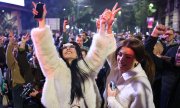 Jubel nach dem Wahlausgang in Belgrad. (© picture alliance / AP Photo/Armin Durgut / Armin Durgut)