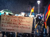 Lors d’une manifestation à Mayence, des partisans du parti AfD brandissent une pancarte avec l'inscription "45 pour cent des Allemands n’osent pas exprimer publiquement leur position vis-à-vis de la crise des réfugiés". Photo: Franz Ferdinand Photography via Flickr (CC BY-NC 2.0)