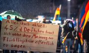Lors d’une manifestation à Mayence, des partisans du parti AfD brandissent une pancarte avec l'inscription "45 pour cent des Allemands n’osent pas exprimer publiquement leur position vis-à-vis de la crise des réfugiés". Photo: Franz Ferdinand Photography via Flickr (CC BY-NC 2.0)