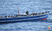 The Italian navy has published video of a rescue operation during which several people drowned. (© picture-alliance/dpa)