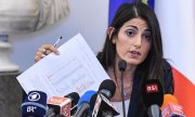 Virginia Raggi verkündet auf einer Pressekonferenz ihr Veto gegen Olympia 2024 (© picture-alliance/dpa)