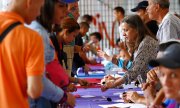 Venezuelans taking part in the referendum on July 17, 2017. (© picture-alliance/dpa)