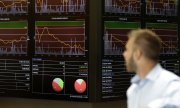 Un homme suit l'évolution des cours, à la bourse d'Athènes, le 25 juillet 2017. (© picture-alliance/dpa)