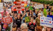 Nach den Krawallen in Charlottesville demonstrieren Menschen am 14. August 2017 in New York gegen Rassismus und Trumps Umgang mit Rechtsextremen. (© picture-alliance/dpa)