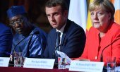 Der Präsident des Tschad Idriss Deby, Frankreichs Staatsoberhaupt Emmanuel Macron und die deutsche Kanzlerin Angela Merkel. (© picture-alliance/dpa)