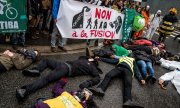 Demonstranten protestieren im März 2018 vor dem Bayer-Firmensitz in Lyon gegen die Fusion. (© picture-alliance/dpa)