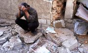 Ein Mann nach der mutmaßlichen Attacke in Douma. (© picture-alliance/dpa)