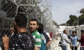 Midilli adasındaki kabul merkezinde sığınmacılar. (© picture-alliance/dpa)